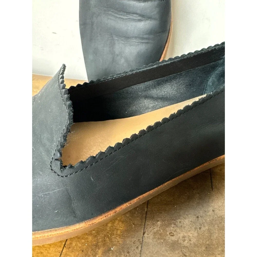 UGG Vista Womens 9.5 Black Leather Loafers Slip On Flats Scalloped Minimalist